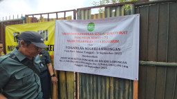 Pengadilan Negeri Lamongan Pasang Plang Tanah Sengketa di Desa Bakalanpule Tikung