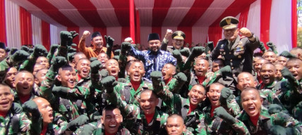 Ratusan Prajurit TNI Panggul Wakil Wali Kota Batu dan Wakil Komandan Pusdikarhanud