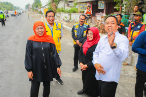 Gubernur Khofifah Tinjau Progres Proyek Strategis Provinsi Pelebaran Jalan Sugihwaras Magetan