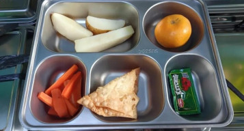 Menu MBG di SDN Mampang 1 Kota Depok: Kentang Rebus, Wortel, Kerupuk Pangsit, Jeruk dan Saus Sachet