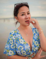 Momen Tante Ernie Fotoan di Pantai Sambil Gigit Jari, Hot Banget dengan Pemandangan Sunset