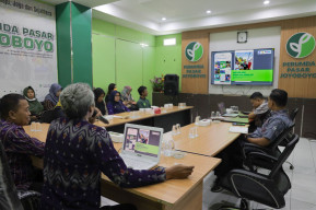 Wujudkan Pasar yang ‘Ngangeni’, Perumda Pasar Joyoboyo Gelar Monev bersama Diskominfo