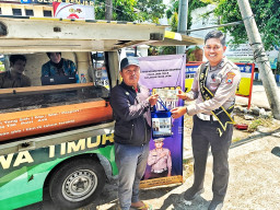 Polantas Menyapa, Samsat Surabaya Utara beri Bingkisan ke Masyarakat