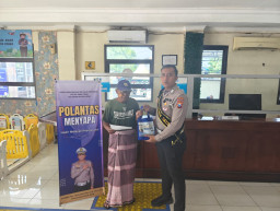 Tunjukkan Komitmennya di Program Polantas Menyapa, Anggota Samsat Surabaya Utara Bantu Lansia