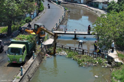 Jaga Kebersihan Sungai, Pemkab Sidoarjo Rutin Bersihkan Sampah di Saringan Mengetan Kanal