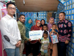 Pemkot Surabaya - BPJS Ketenagakerjaan Serahkan Santunan Pengemudi Gojek