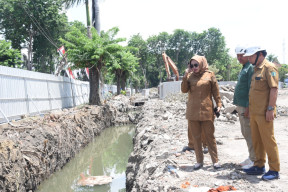 Sidak Progres Pengerjaan Revitalisasi Alun-alun Sidoarjo, Wabup Minta Pelaksana Proyek Selesaikan Sesuai Kontrak 