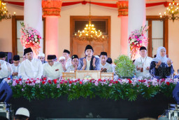 Gubernur Khofifah, Wagub Emil dan Puluhan Ribu Masyarakat Jatim Berdzikir dan Bersholawat