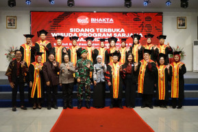 Mbak Wali Dorong Lulusan IIK Bhakti Wiyata Berkontribusi Nyata Bagi Kota Kediri