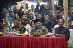 Meski Diguyur Hujan, Ratusan Warga Kloposepuluh Antusias Hadiri Sedekah Bumi bersama Bupati Sidoarjo