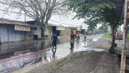 Puluhan Pengendara Motor di Gresik Jatuh Akibat Ceceran Tanah Proyek Urugkan