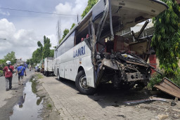 Bus DAMRI Seruduk Truk Gandeng di Jembatan Suramadu, Sopir dan Kernet Tewas di Tempat