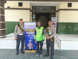 Polantas Menyapa, Anggota Samsat Surabaya Utara Berikan Panduan Secara Langsung ke Wajib Pajak