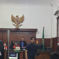 Salim Fahri Abubakar Pemilik UD Asia Diadili Edarkan Obat Berbahaya di Surabaya