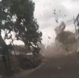 Puting Beliung Melanda Desa Sumbersekar Malang, Atap Rumah Berterbangan hingga Pohon Tumbang