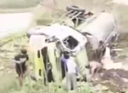 Truk Bermuatan Susu Sapi Terguling di Pujon Malang, Sopir dan Kernet  Luka-luka