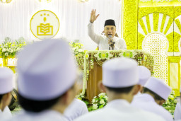 Peringati Hari Pahlawan, Wali Kota Eri Cahyadi Bersama Ribuan Suporter Gelar Dzikir Bersama