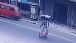 Pedagang Mie Ayam Tertabrak Truk Sampah, Sopir Kabur