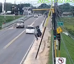 Pemasang Serat Optik Jatuh dari Tangga saat Bekerja 