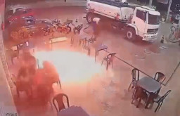 Nyalakan Rokok Dekat Truk Bahan Bakar, Api pun Berkobar