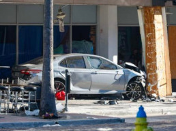 Dikejar Polisi, Toyota Camry Tabrak Bar dan Tewaskan 4 Orang