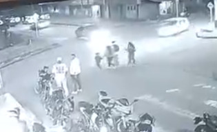 Sopir Taksi Mabuk Tabrak 11 Orang, termasuk Bayi dan Anak-Anak