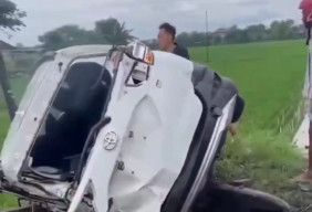 Terobos Perlintasan KA, Toyota Rush Dihajar Kereta