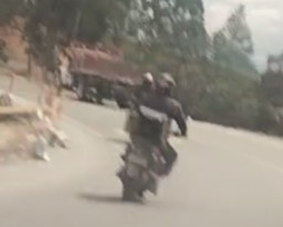 Nyalip di Tikungan, Motor Adu Banteng dengan Motor lain dari Arah Berlawanan