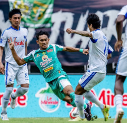 Main 10 Pemain, Arema FC Tahan Imbang Persebaya Surabaya 1-1 di GBT