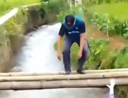 Mayat Pria Ditemukan Tergantung di Jembatan Bambu