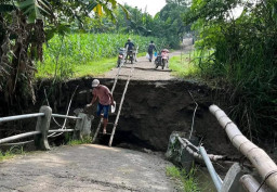 Jembatan Bojonegoro-Lamongan di Desa Kendung, Kedungadem Masih Terputus