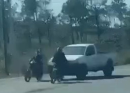 Pengemudi Duduga Mabuk, Motor Adu Banteng dengan Mobil