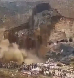 Tambang Runtuh, 32 Orang Tewas