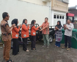 Anggota DPRD Jatim Serahkan Bantuan ke Bank Sampah Jember