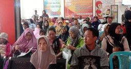 Rela Antri sejak Pagi demi BLTS Kesra Rp 900 Ribu di Kantor Pos