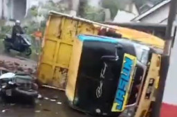 Lagi, Dump Truk Bermuatan Batu Hilang Kendali