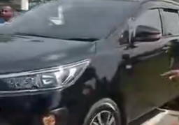 Mayat Wanita Ditemukan Dalam Mobil, Tiga Orang Diamankan