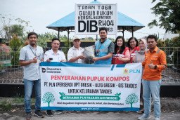 Bagikan Pupuk Kompos Gratis untuk Warga Sekitar GIS Tandes, Wujud Nyata PLN mendukung GO GREEN