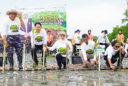 Gubernur Khofifah Bersama Kaka Slank "Nandur" Mangrove di Bangkalan