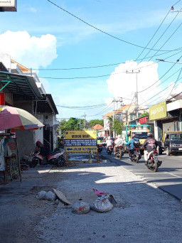 Pelebaran Saluran Air dan Pembangunan Gorong-Gorong Digeber di Karah, Jambangan