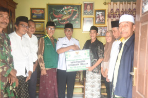 Atap Rumah Warga Jagalan Rusak, Gus Qowim Serahkan Bantuan Bedah Rumah dari Baznas