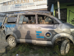 Mobil Layanan Gizi MBG Tabrak Abang Becak dan Tiang Listrik di Lamongan