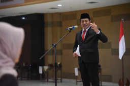 Bupati Serahkan Tanda Kehormatan Satyalancana Karya Satya