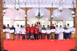 Bupati Sumenep Salurkan Tunjangan Kehormatan untuk 1.225 Guru Ngaji