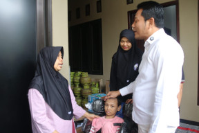 Gadis di Waru Lumpuh sejak Kecil, Bupati Subandi Beri Bantuan Kursi Roda