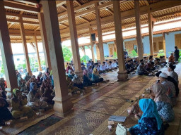 Pasca OTT KPK, Ratusan 'Emak-Emak' Gelar Doa Bersama Untuk Bupati Sugiri Dan Ponorogo