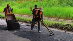 Jalan di Kawasan Anggaswangi, Sidoarjo Diperbaiki
