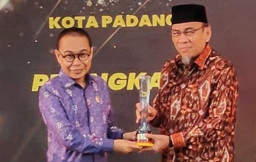 Padang Raih Predikat Kota Informatif, Wawako Maigus Sabet “Achievement Motivation Person 2025”
