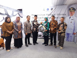 Nasabah Loyal di Madiun Raih Hadiah Utama Honda Brio
