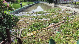 Sungai Pagerwojo Buduran Sidoarjo Parah, Sampah Menumpuk hingga Sumbat Pintu Air
